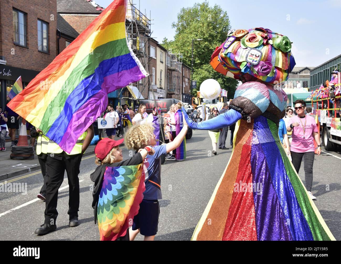 Manchester, Reino Unido. 27th de agosto de 2022. Los participantes se preparan para participar en el desfile LGBTQ+ Pride Parade, en el centro de Manchester, Reino Unido, mientras LGBTQ+ Pride continúa durante el fin de semana festivo del 26th al 29th de agosto. Los organizadores dicen: 'Manchester Pride es una de las principales organizaciones benéficas LGBTQ+ del Reino Unido. Nuestra visión es un mundo donde las personas LGBTQ+ son libres de vivir y amar sin prejuicio. Somos parte de un movimiento mundial del Orgullo que celebra la igualdad LGBTQ+ y desafía la discriminación.' Crédito: Terry Waller/Alamy Live News Foto de stock