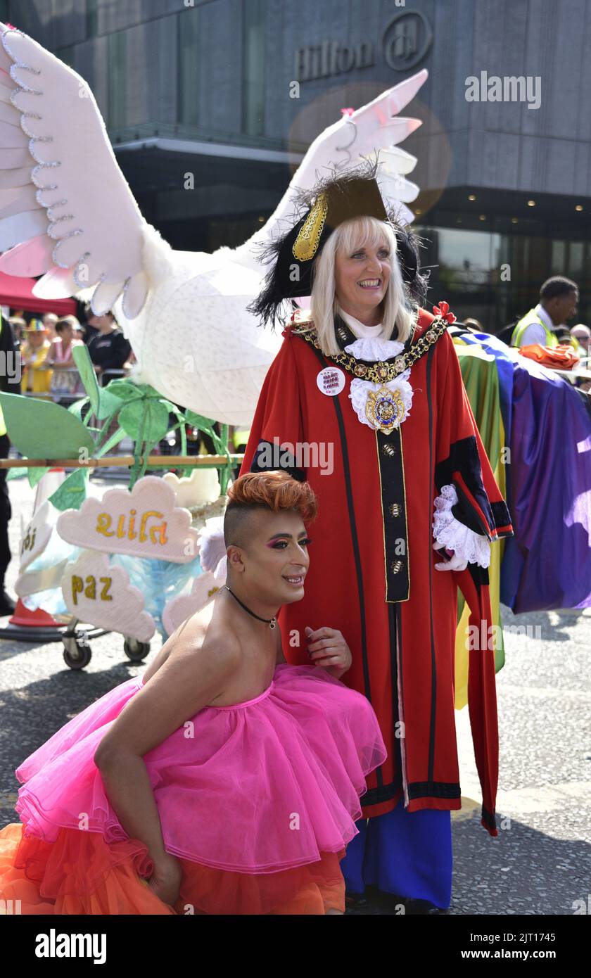 Manchester, Reino Unido. 27th de agosto de 2022. Señor Alcalde de Manchester, Consejera Donna Ludford (derecha) con persona desconocida. Los participantes se preparan para participar en el desfile LGBTQ+ Pride Parade, en el centro de Manchester, Reino Unido, mientras LGBTQ+ Pride continúa durante el fin de semana festivo del 26th al 29th de agosto. Los organizadores dicen: 'Manchester Pride es una de las principales organizaciones benéficas LGBTQ+ del Reino Unido. Nuestra visión es un mundo donde las personas LGBTQ+ son libres de vivir y amar sin prejuicio. Somos parte de un movimiento mundial del Orgullo que celebra la igualdad LGBTQ+ y desafía la discriminación.' Credi Foto de stock