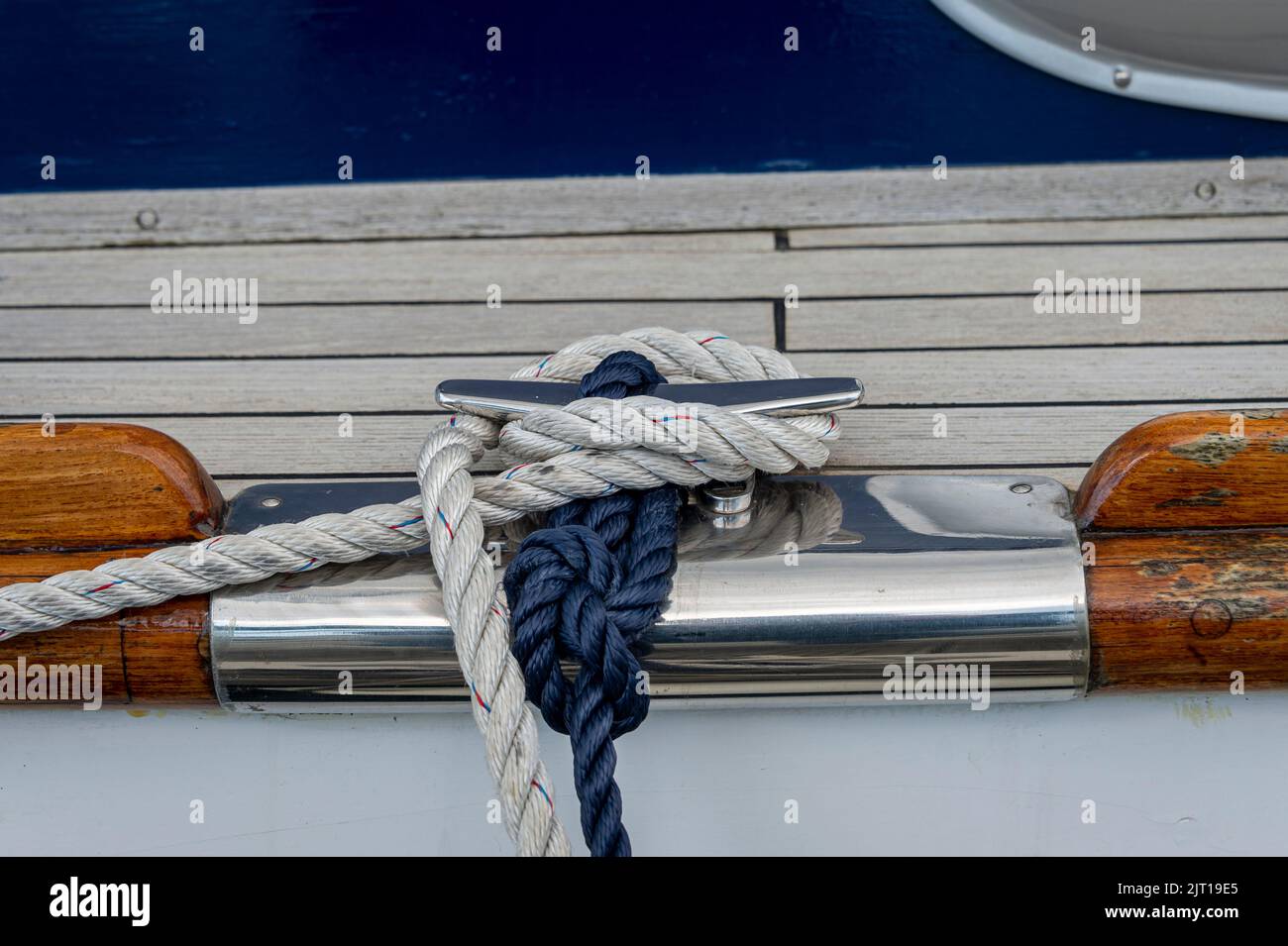 Primer plano de las cuerdas y de un amarradero en un yate náutico clásico. Foto de stock