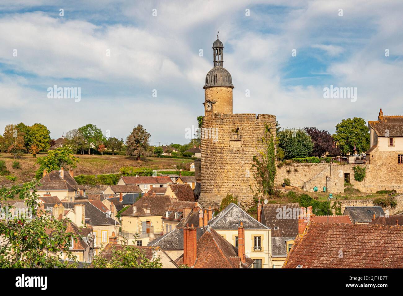 Una vez una impresionante fortaleza con 15 torres, sólo 3 torres sobrevivieron y hoy dominan el horizonte de Bourbon-l'Archambault en Allier, Francia Foto de stock
