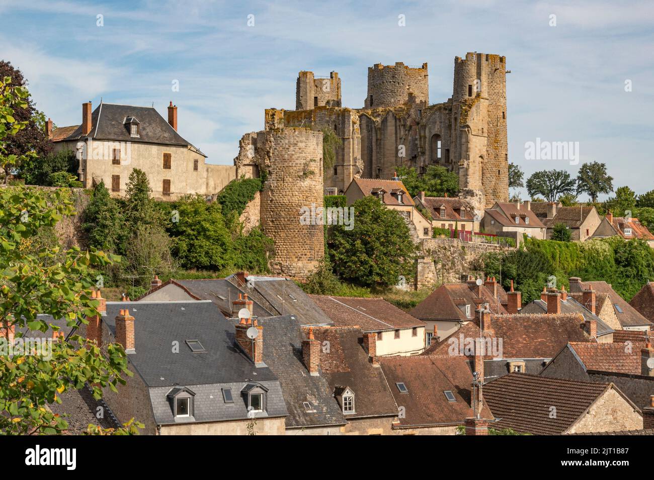 Una vez una impresionante fortaleza con 15 torres, sólo 3 torres sobrevivieron y hoy dominan el horizonte de Bourbon-l'Archambault en Allier, Francia Foto de stock