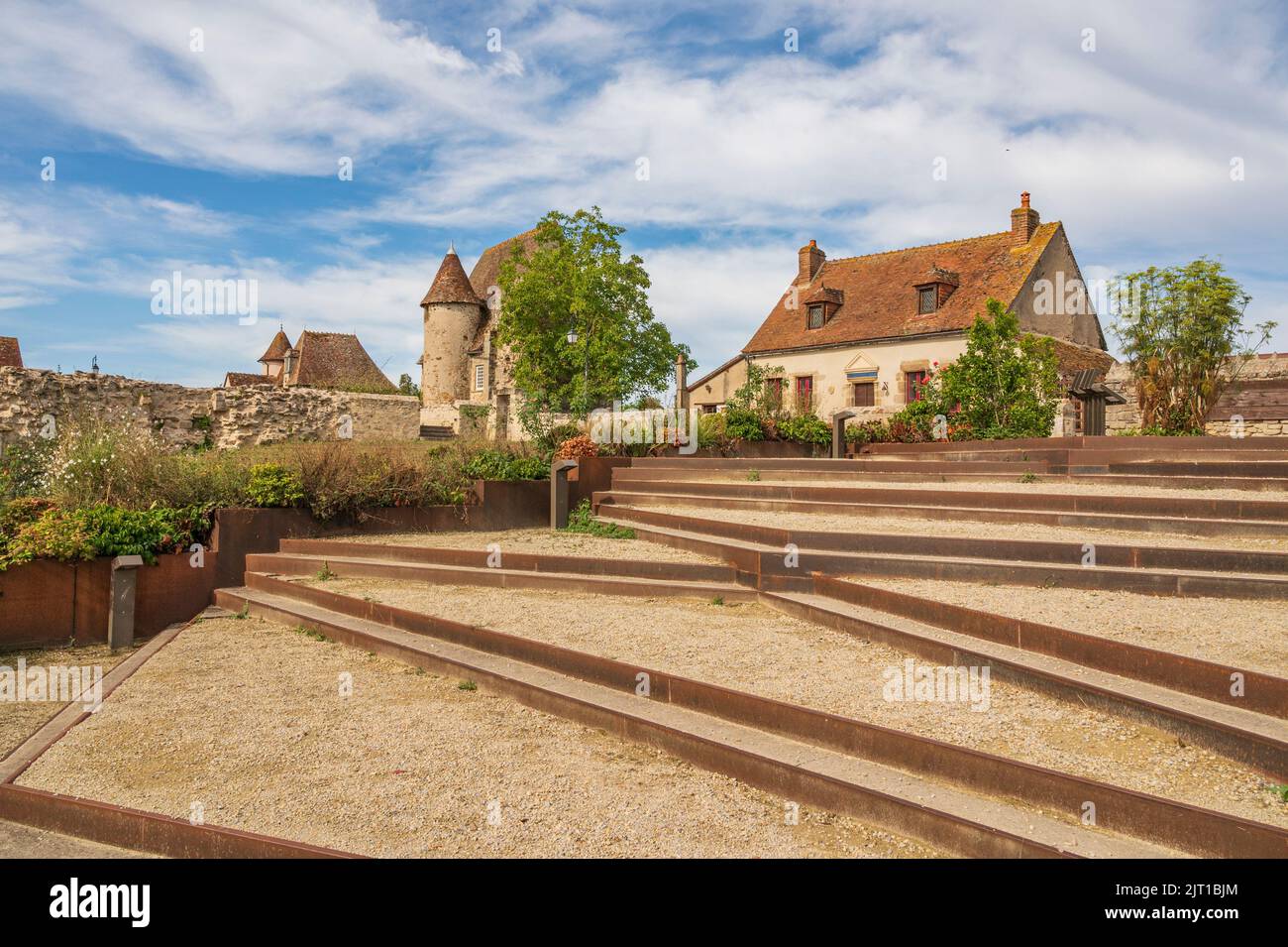la maison du chanoine y su pequeña plaza cum parque en Bourbon-l'Archambault, Francia Foto de stock