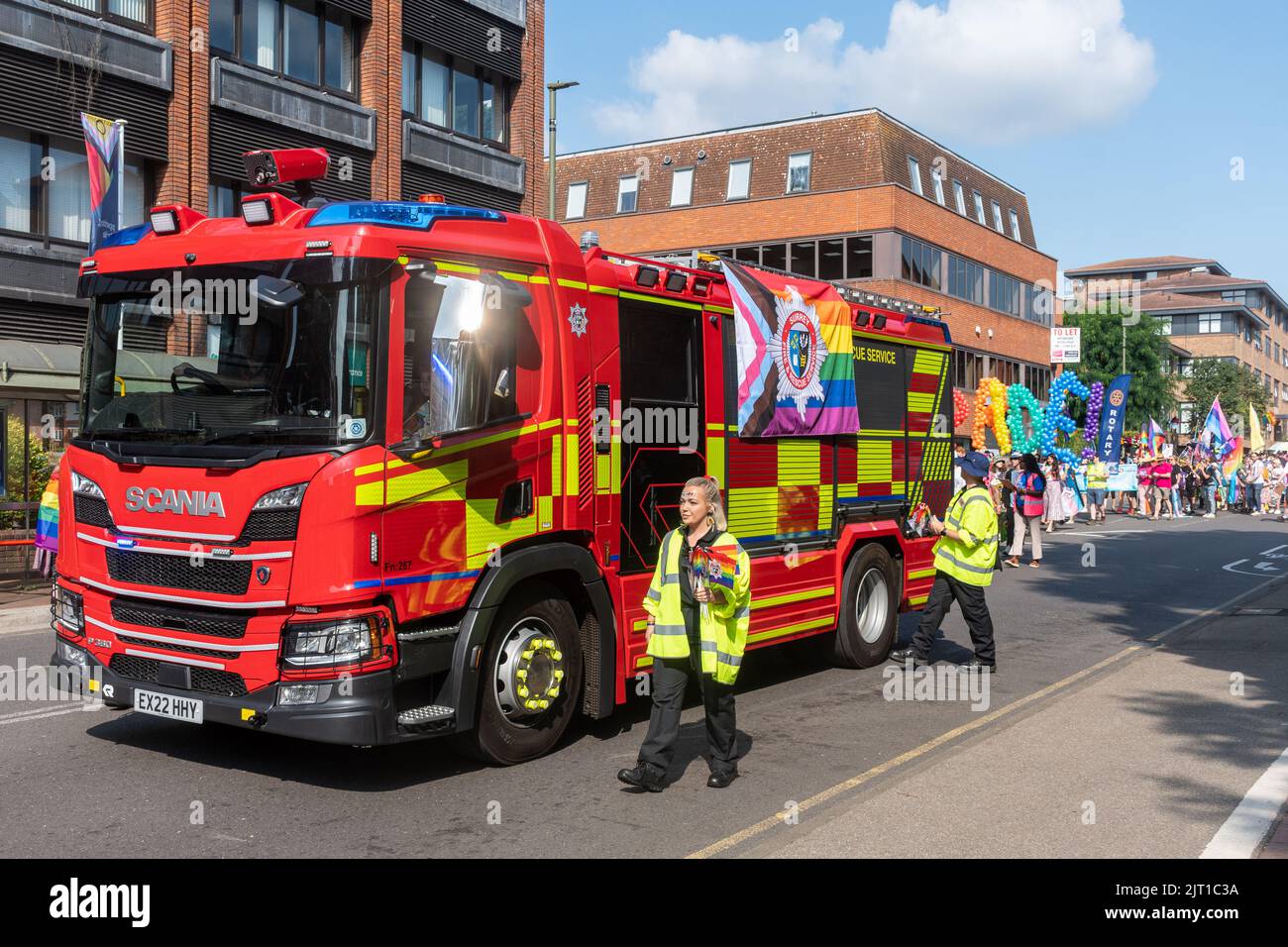Desfile del orgullo en Surrey en Camberley Town el 27th de agosto de 2022, Surrey, Inglaterra, Reino Unido. Motor de bomberos liderando la marcha por los derechos LGBTQ+. Foto de stock