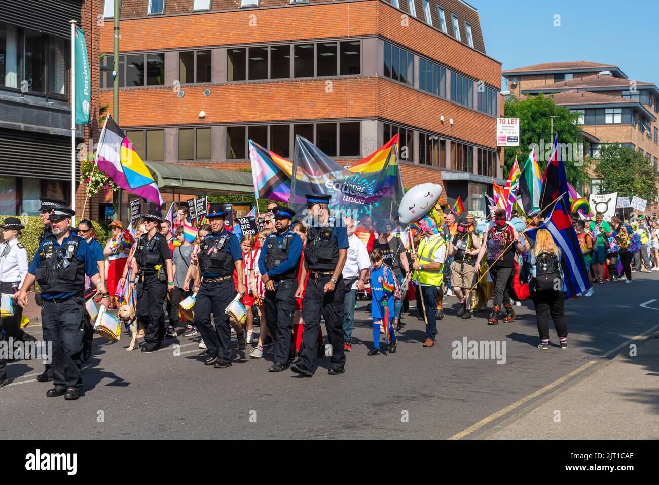 Desfile del orgullo en Surrey en Camberley Town el 27th de agosto de 2022, Surrey, Inglaterra, Reino Unido. Personas con trajes coloridos marchan por los derechos LGBTQ+. Foto de stock