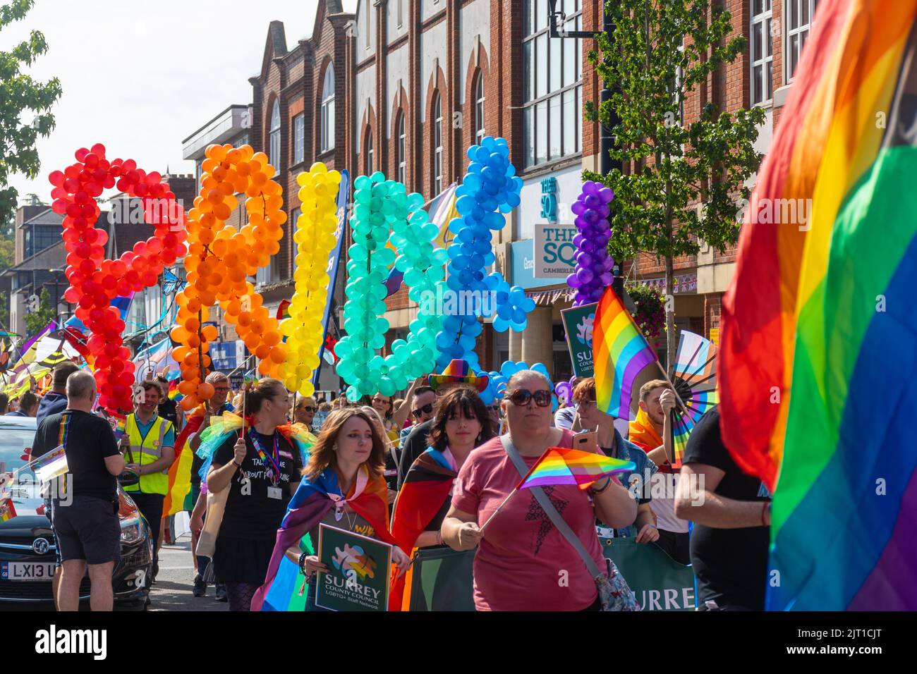 Desfile del orgullo en Surrey en Camberley Town el 27th de agosto de 2022, Surrey, Inglaterra, Reino Unido. Personas con trajes coloridos marchan por los derechos LGBTQ+. Foto de stock