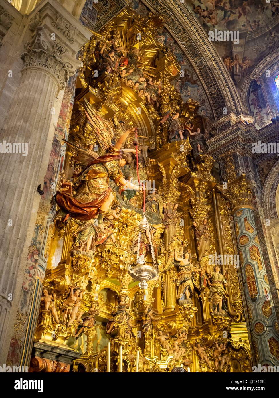 Altar mayor de la Iglesia Colegial del Divino Salvador, Sevilla Foto de stock
