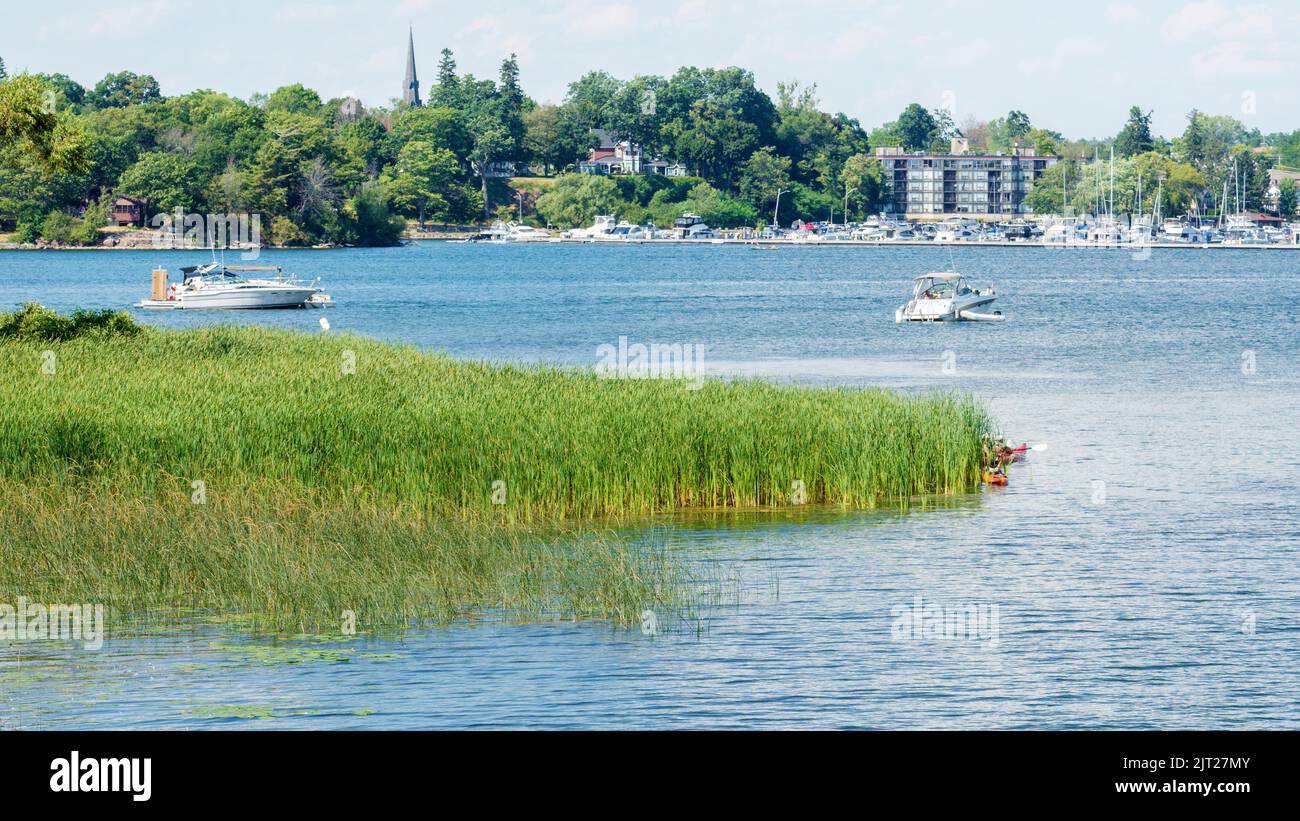 Gente navegando y kayak en el grupo Admiralty, 1000 mil islas
