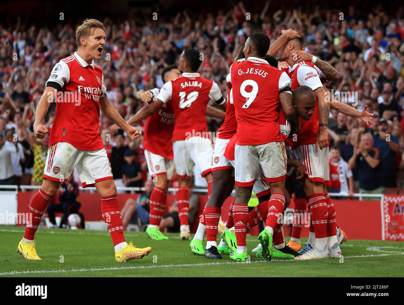 Gabriel (oculto) del Arsenal celebra el segundo gol de su equipo con sus compañeros durante el partido de la Premier League en el Emirates Stadium de Londres. Fecha de la foto: Sábado 27 de agosto de 2022. Foto de stock