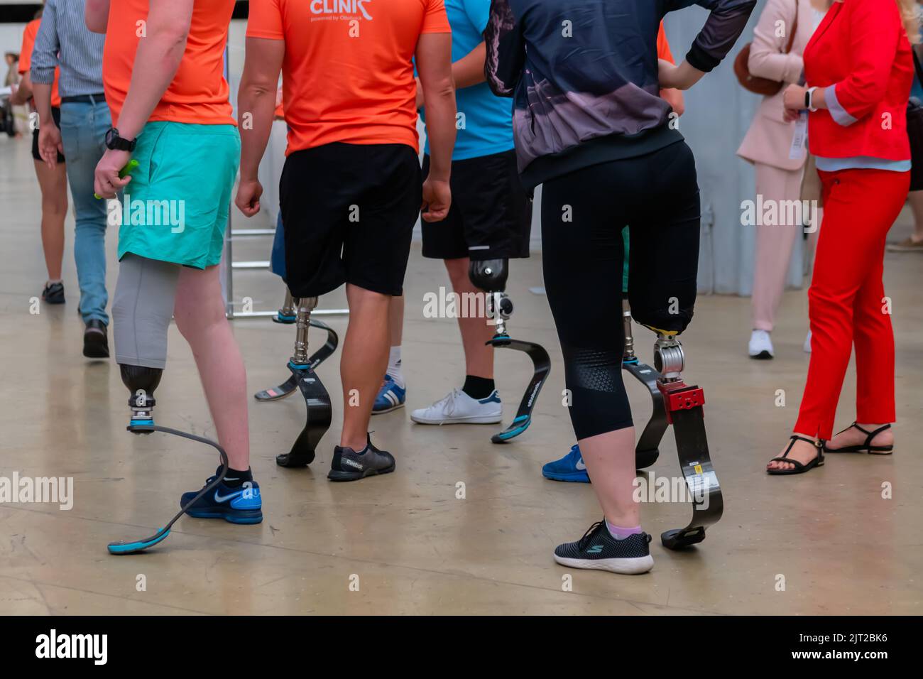 Grupo de personas con discapacidad con prótesis de pierna en competición deportiva Foto de stock