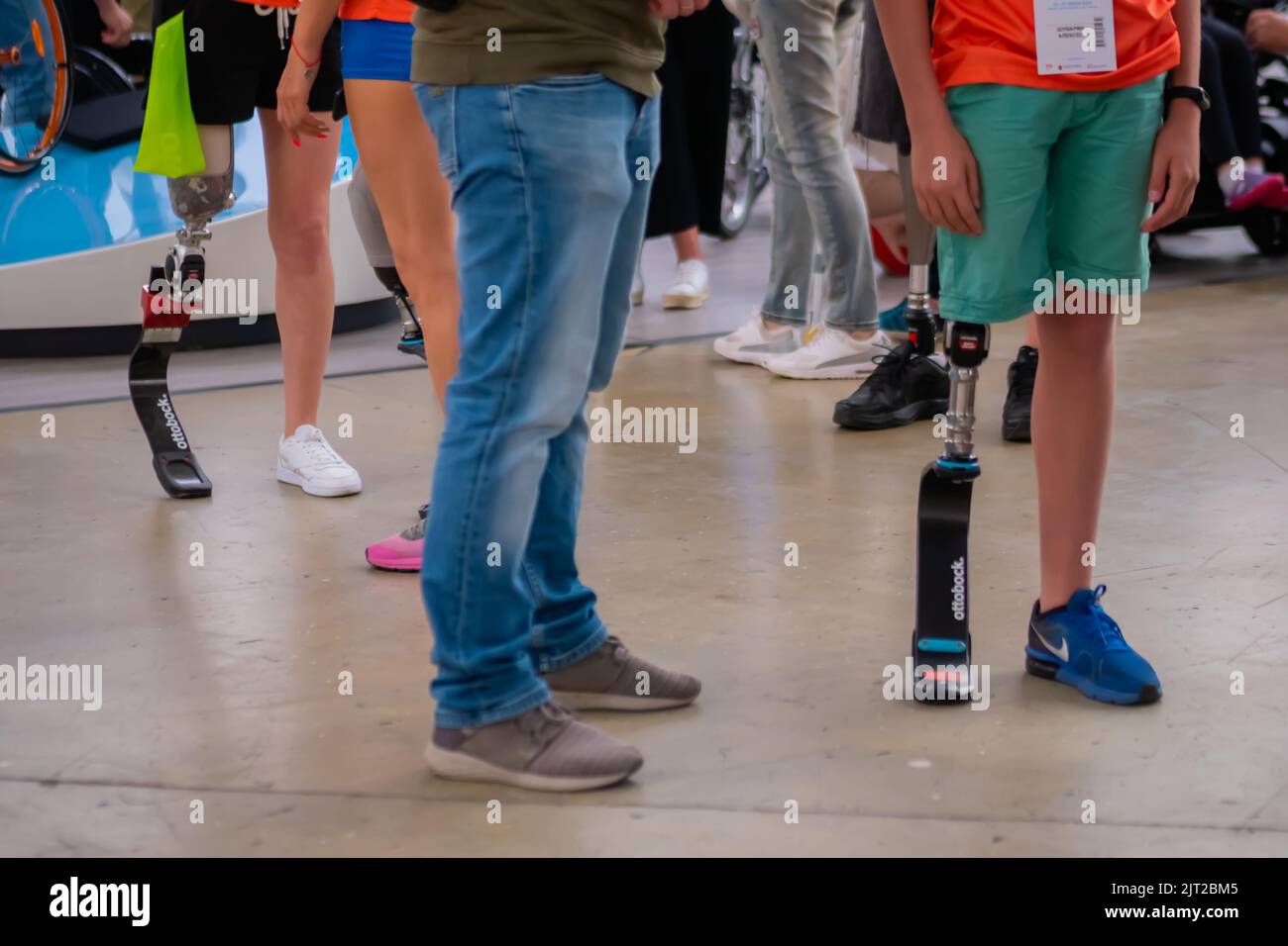 Grupo de personas de pie en competición por personas con discapacidad con prótesis de pierna Foto de stock
