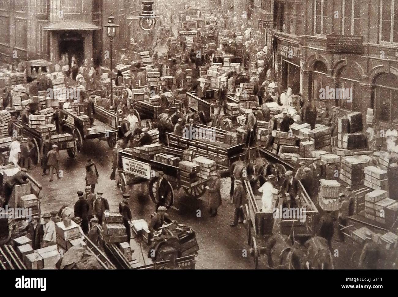 OLD LONDON - Una fotografía muy temprana, de la década de 1930, de una escena ajetreada en el antiguo mercado de pescado Billingsgate de Londres. En 1982, el mercado de pescado fue trasladado a su sitio actual de la que se muestra aquí, que cubría un área que consiste en Billingsgate Stairs, Wharf y Darkhouse Lane Foto de stock