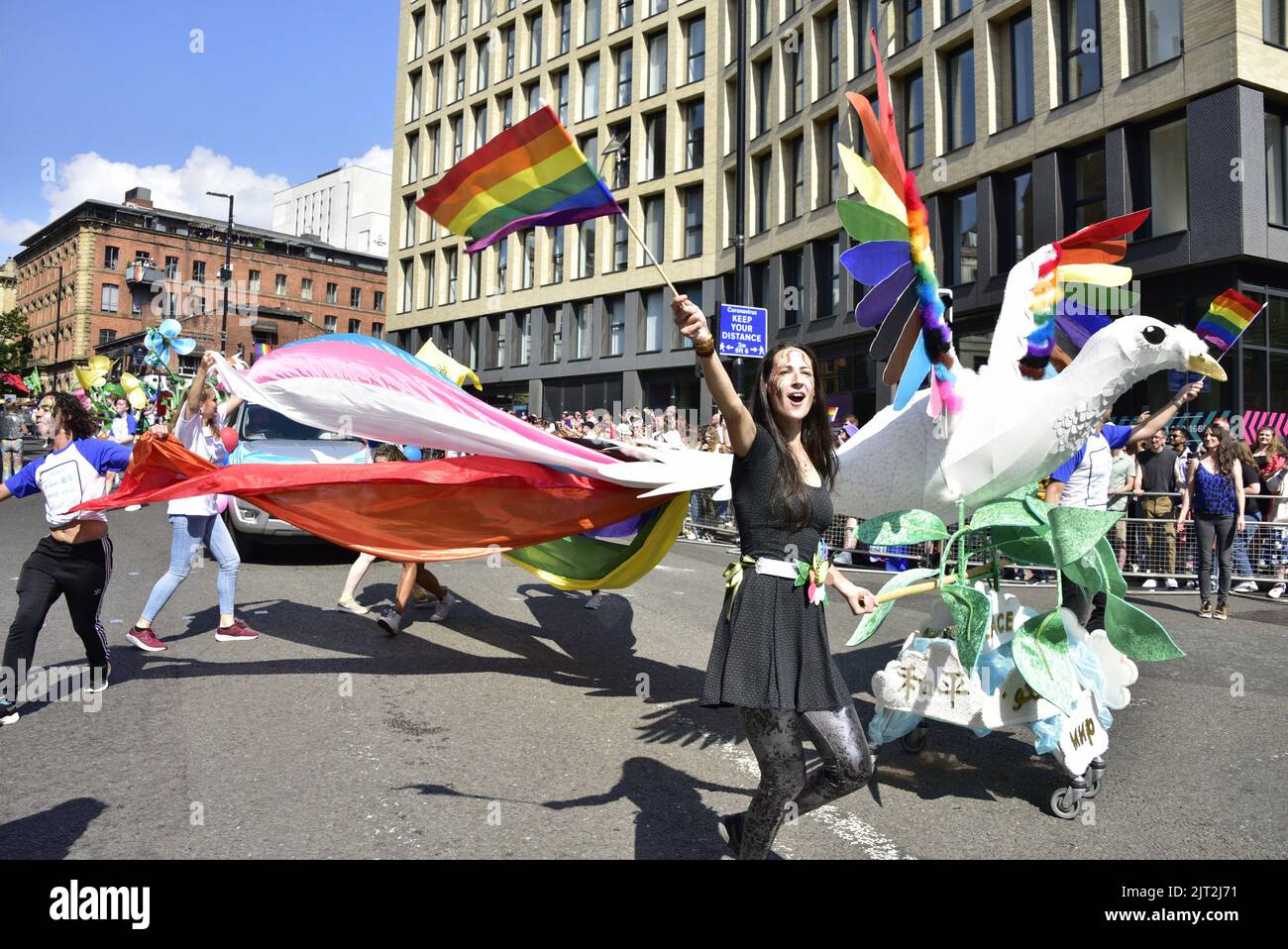 Manchester, Reino Unido. 27th de agosto de 2022. Un flotador de paz con arcoiris y banderas trans conduce el desfile. Los participantes participan en el desfile LGBTQ+ Pride Parade, en el centro de Manchester, Reino Unido, mientras LGBTQ+ Pride continúa durante el fin de semana festivo del 26th al 29th de agosto. Los organizadores dicen: 'Manchester Pride es una de las principales organizaciones benéficas LGBTQ+ del Reino Unido. Nuestra visión es un mundo donde las personas LGBTQ+ son libres de vivir y amar sin prejuicio. Somos parte de un movimiento mundial del Orgullo que celebra la igualdad LGBTQ+ y desafía la discriminación.' Crédito: Terry Waller/Alamy Live News Foto de stock