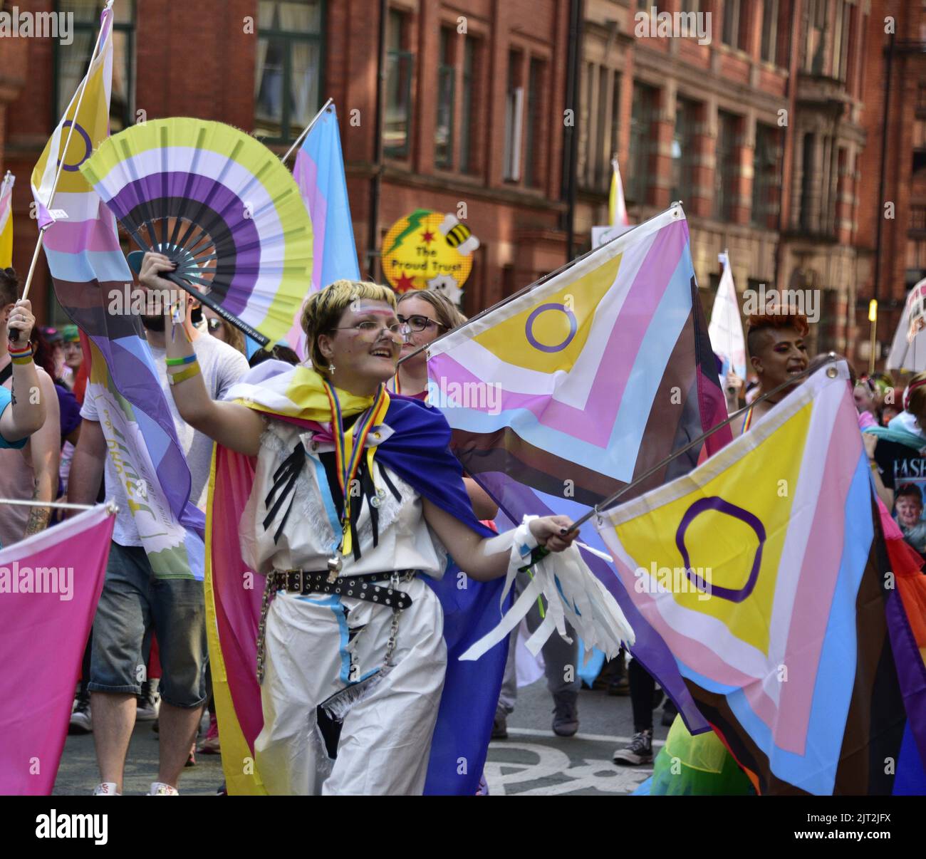 Manchester, Reino Unido. 27th de agosto de 2022. Los participantes participan en el desfile LGBTQ+ Pride Parade, en el centro de Manchester, Reino Unido, mientras LGBTQ+ Pride continúa durante el fin de semana festivo del 26th al 29th de agosto. Los organizadores dicen: 'Manchester Pride es una de las principales organizaciones benéficas LGBTQ+ del Reino Unido. Nuestra visión es un mundo donde las personas LGBTQ+ son libres de vivir y amar sin prejuicio. Somos parte de un movimiento mundial del Orgullo que celebra la igualdad LGBTQ+ y desafía la discriminación.' Crédito: Terry Waller/Alamy Live News Foto de stock