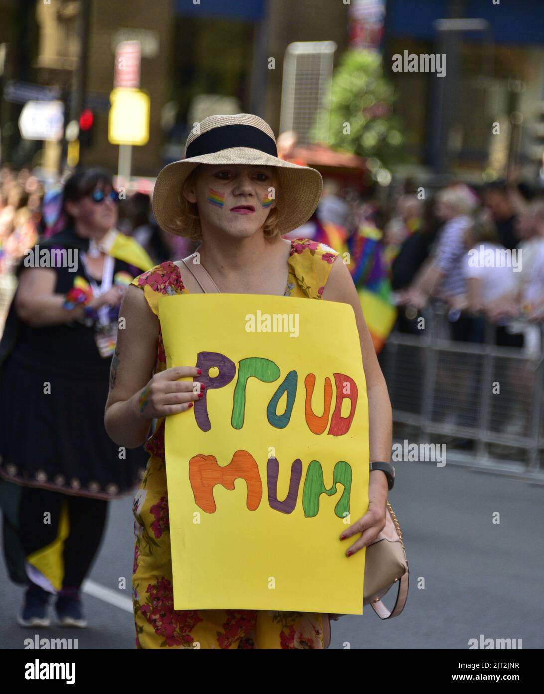 Manchester, Reino Unido. 27th de agosto de 2022. Una mujer lleva un cartel de 'madre orgullosa'. Los participantes participan en el desfile LGBTQ+ Pride Parade, en el centro de Manchester, Reino Unido, mientras LGBTQ+ Pride continúa durante el fin de semana festivo del 26th al 29th de agosto. Los organizadores dicen: 'Manchester Pride es una de las principales organizaciones benéficas LGBTQ+ del Reino Unido. Nuestra visión es un mundo donde las personas LGBTQ+ son libres de vivir y amar sin prejuicio. Somos parte de un movimiento mundial del Orgullo que celebra la igualdad LGBTQ+ y desafía la discriminación.' Crédito: Terry Waller/Alamy Live News Foto de stock