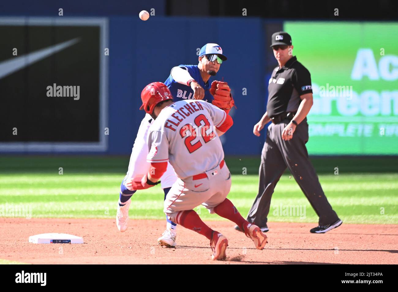 El segundo baseman Santiago Espinal de los Blue Jays de Toronto lanza a
