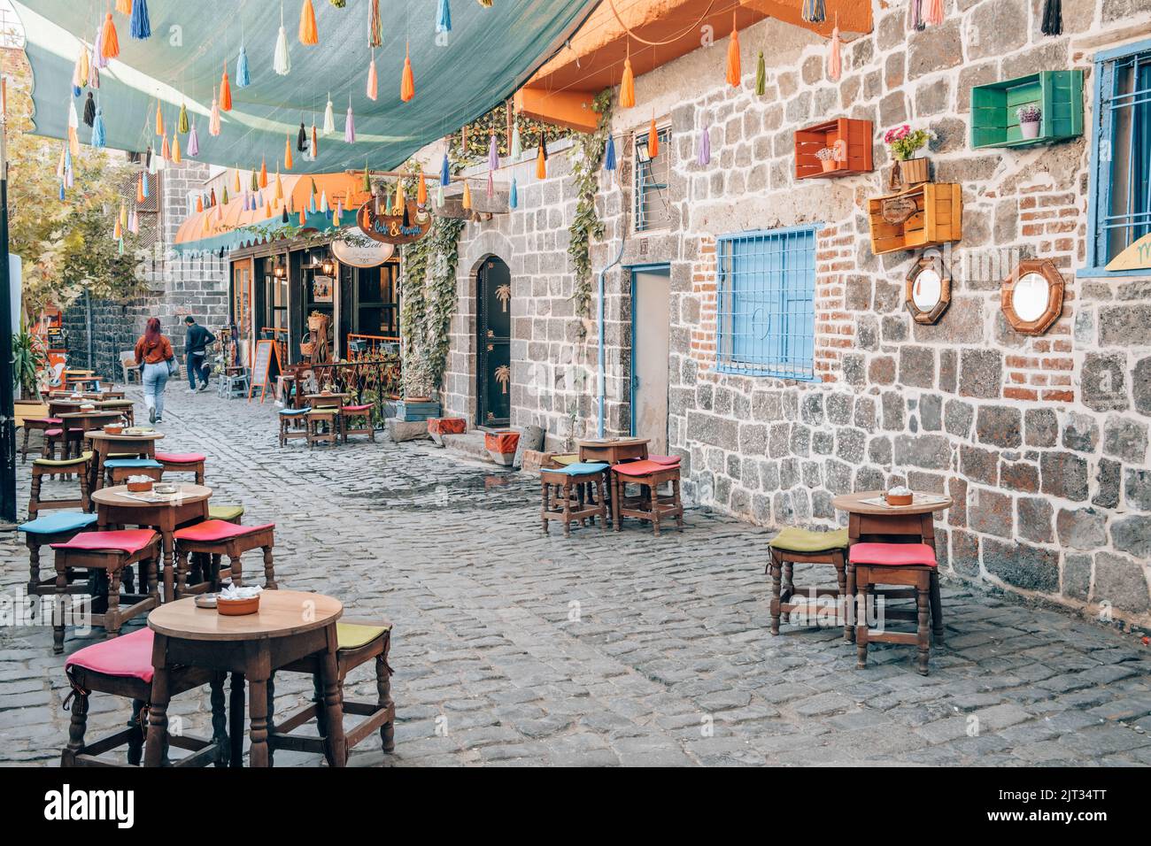 Acogedor café en la calle al aire libre en el casco antiguo de Diyarbakir, Turquía Foto de stock