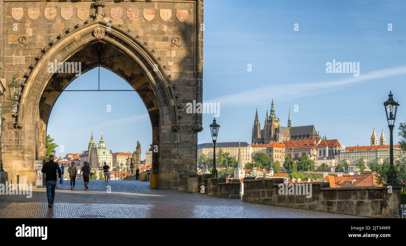 La Torre del Puente de la Ciudad Vieja, el Puente de Carlos y el Castillo de Praga por la mañana en Praga, República Checa. Foto de stock