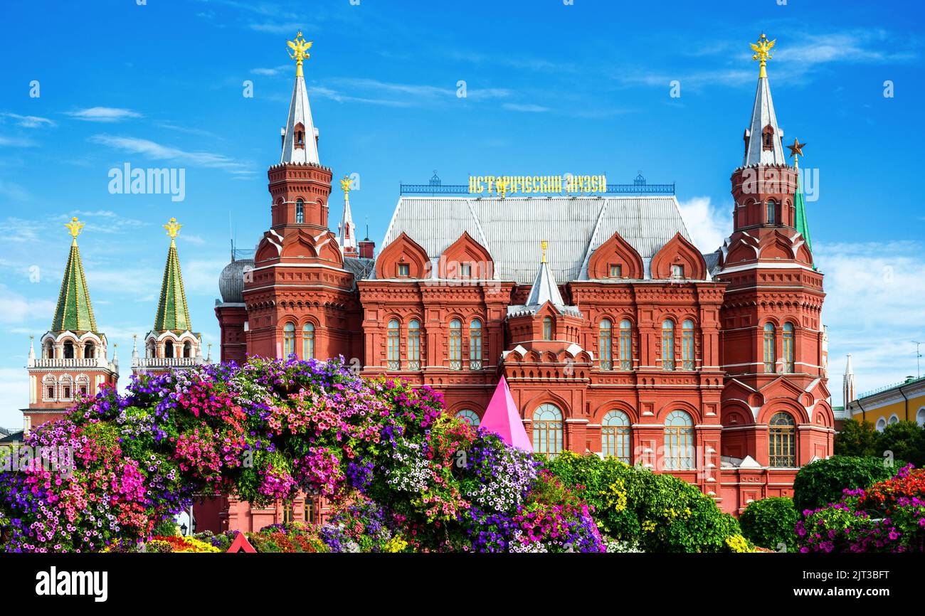 Paisaje de Moscú, Rusia. Museo Histórico (está escrito en el techo), antiguo punto de referencia de Moscú detrás de hermosas flores. Bonitas decoraciones florales cerca Foto de stock