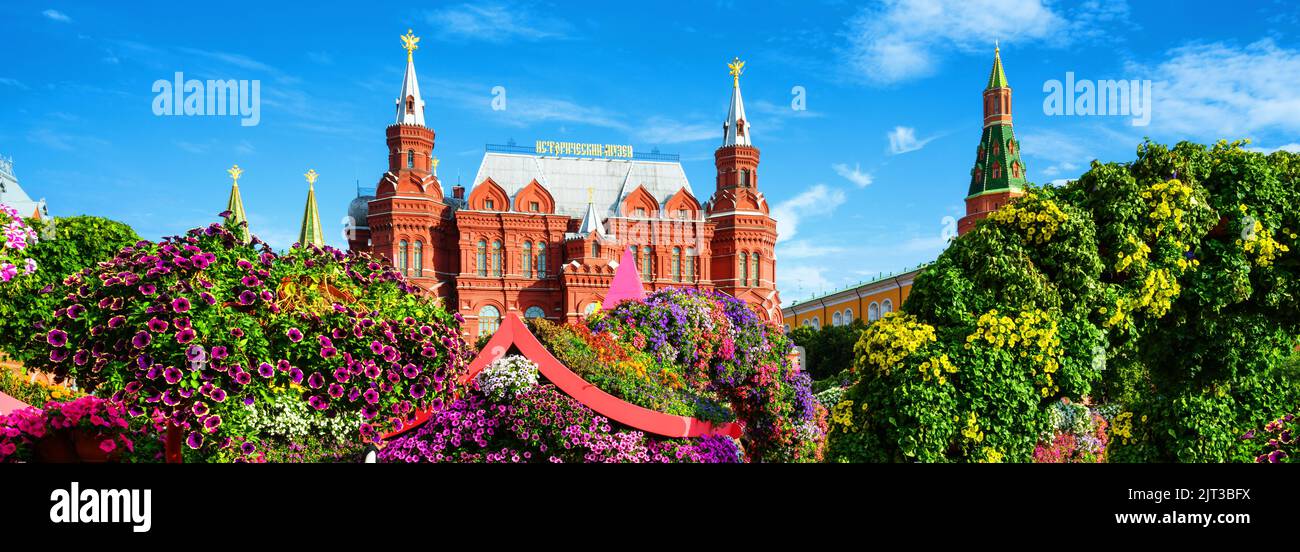 Panorama de las flores por Moscú Kremlin, Rusia. Museo Histórico (está escrito en el techo) en el fondo, antiguo punto de referencia de Moscú. Vista panorámica de la belleza Foto de stock