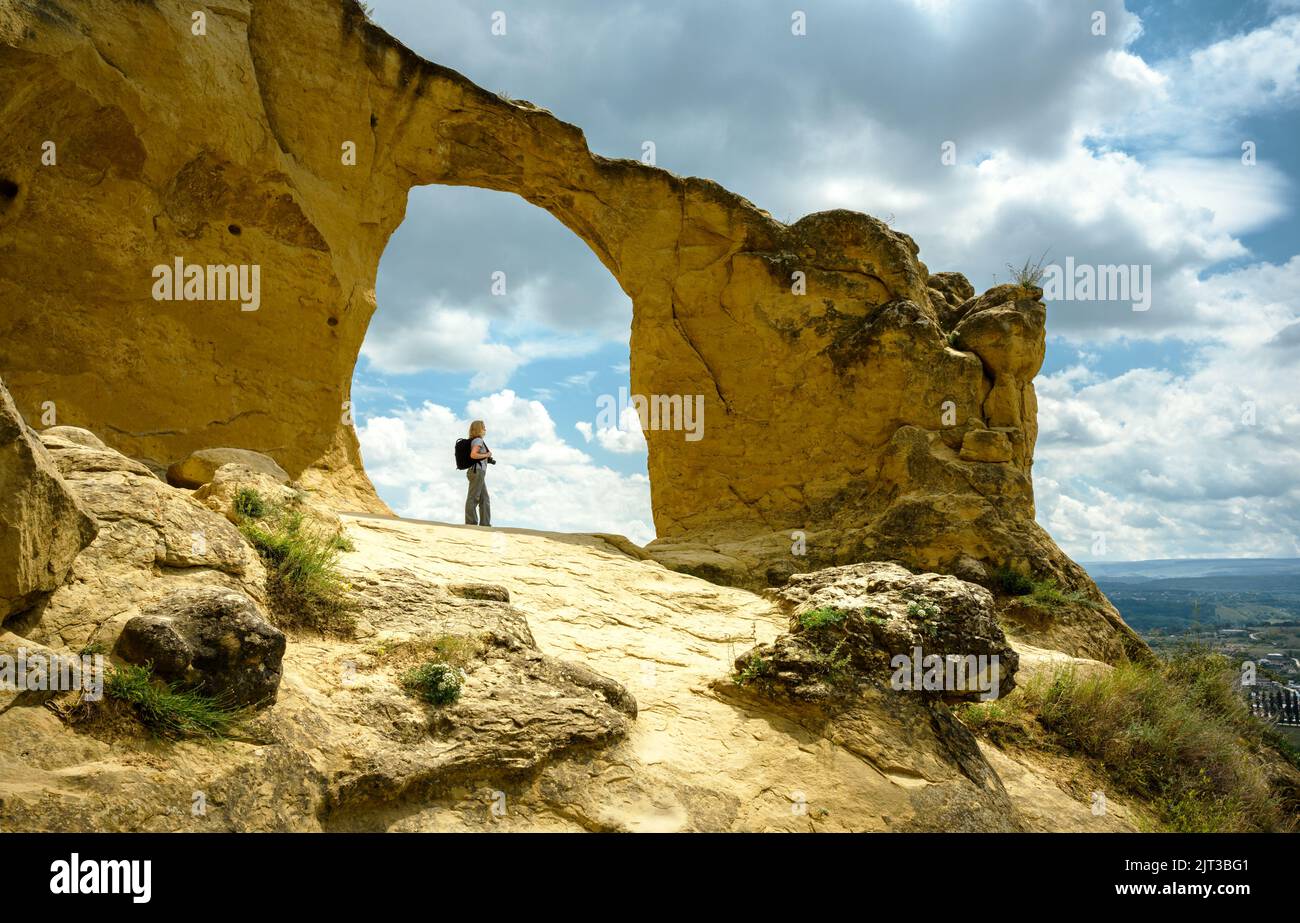 Anillo de montaña en Kislovodsk, Krai de Stavropol, Rusia. Paisaje de roca pintoresca en verano, vista de la persona contra el cielo. Concepto de naturaleza, viajes pe Foto de stock