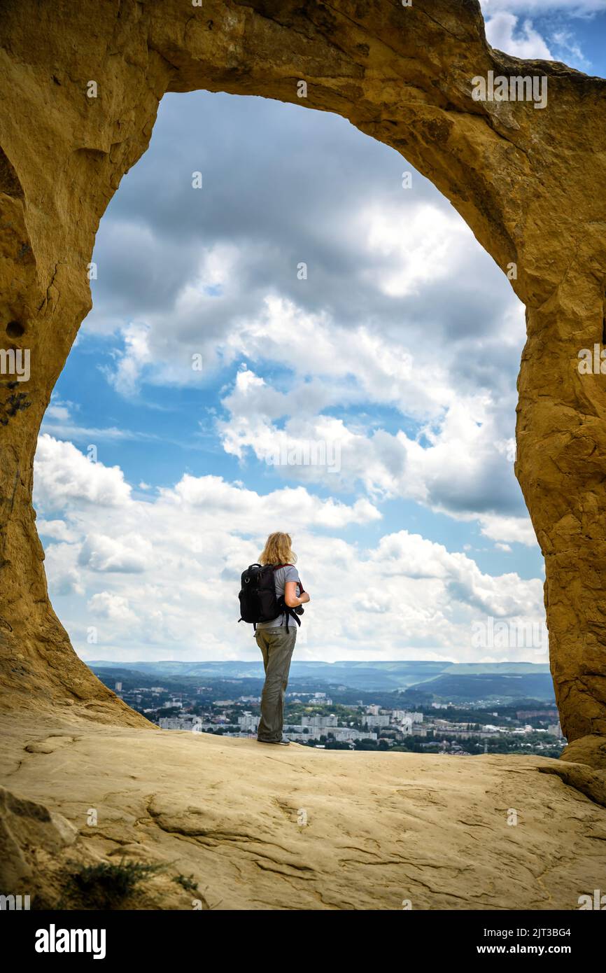 Anillo de montaña en Kislovodsk, Krai de Stavropol, Rusia. Paisaje de roca pintoresca en verano, vista de persona en ventana de piedra. Concepto de naturaleza, trave Foto de stock
