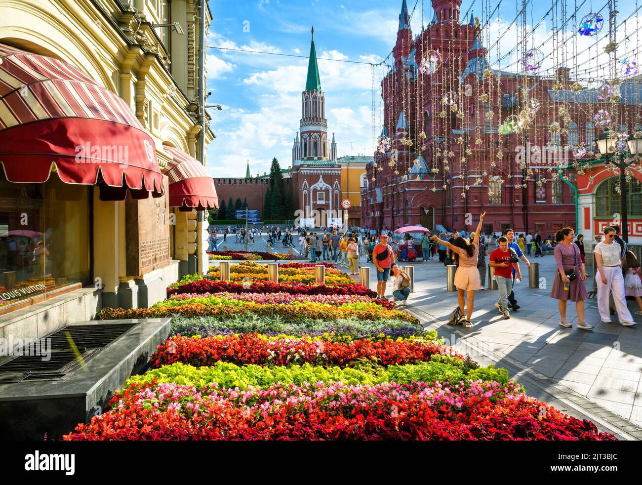Festival de las flores cerca de la Plaza Roja y el Kremlin de Moscú, Rusia. La gente camina junto a hermosas flores, decoraciones florales en verano. TH Foto de stock