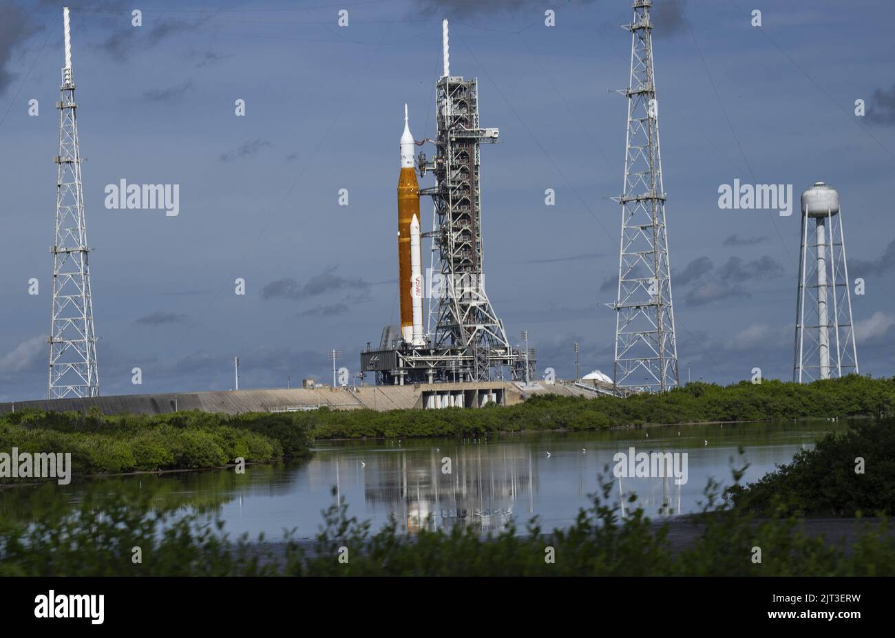 Centro Espacial Kennedy, Estados Unidos. 27th de Ago de 2022. Artemis 1 se sienta en la plataforma de lanzamiento en el Centro Espacial Kennedy, Florida el sábado, 27 de agosto de 2022. El cohete SLS de la NASA con la cápsula Orion en la parte superior está programado para despegar el lunes 29th de agosto. Artemisa 1 orbitará la luna como el primer paso para que los Estados Unidos envíen a los astronautas de regreso a la luna después de 50 años. Foto por Pat Benic/UPI Crédito: UPI/Alamy Live News Foto de stock