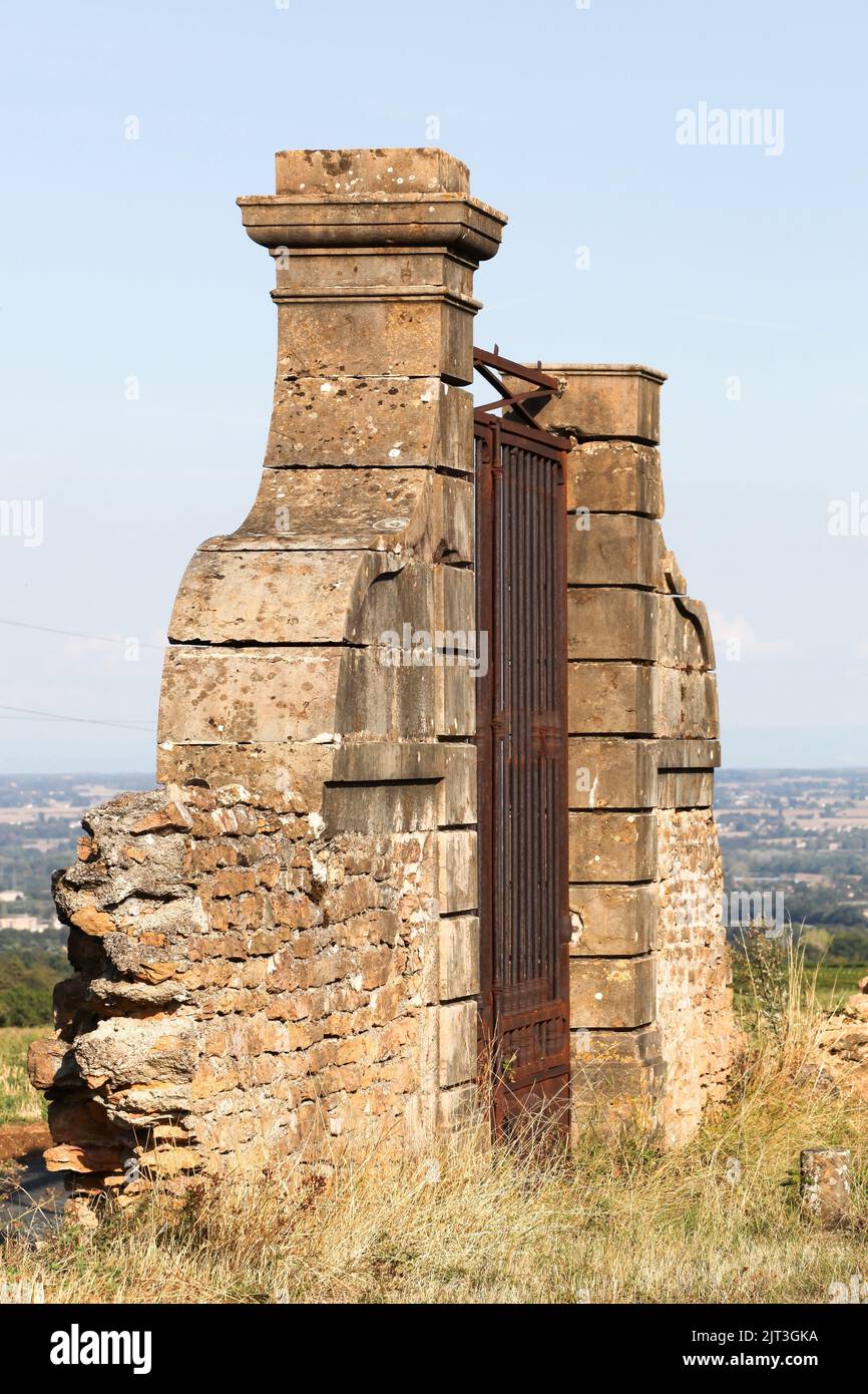 Antigua puerta en los viñedos de Beaujolais, Francia Foto de stock