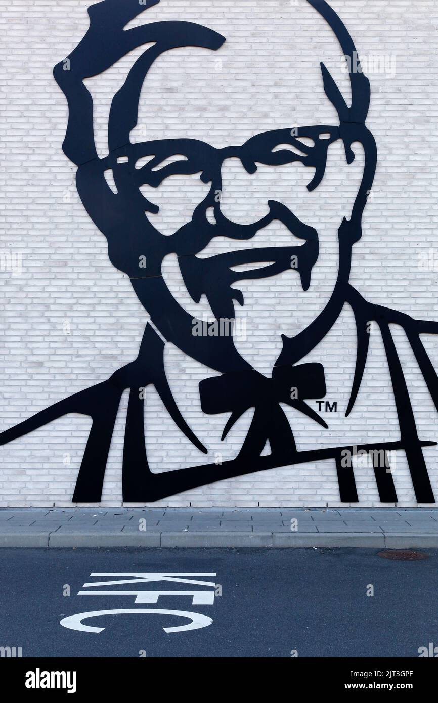 Vejle, Dinamarca - 1 de mayo de 2022: Logotipo de KFC en una fachada. KFC es una cadena de restaurantes de comida rápida que se especializa en pollo frito Foto de stock