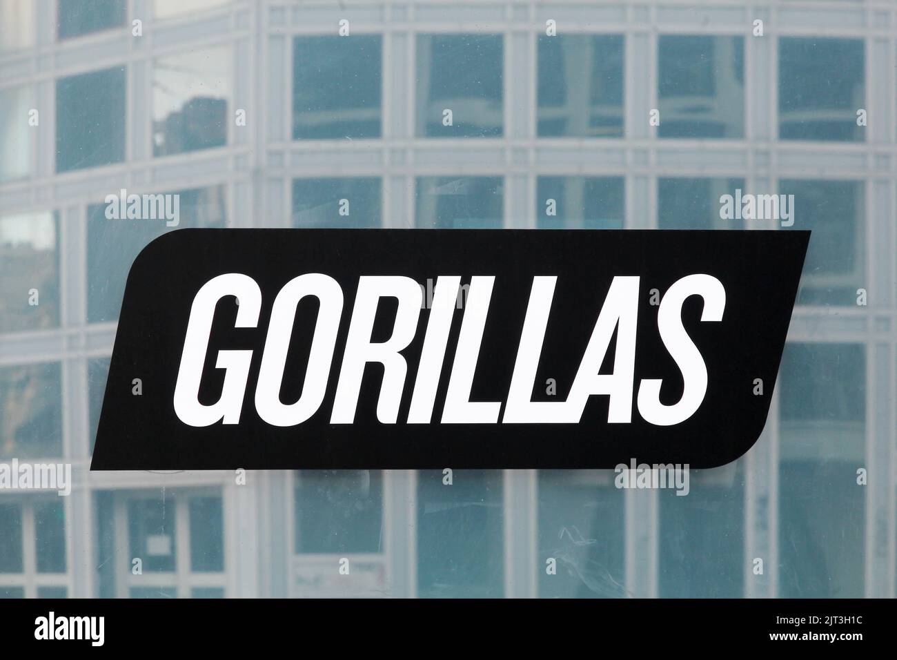 Lyon, Francia - 9 de diciembre de 2021: Logotipo de gorilas en una ventana. Gorilas es una empresa alemana especializada en la entrega de comestibles a los hogares en cuestión de minutos Foto de stock