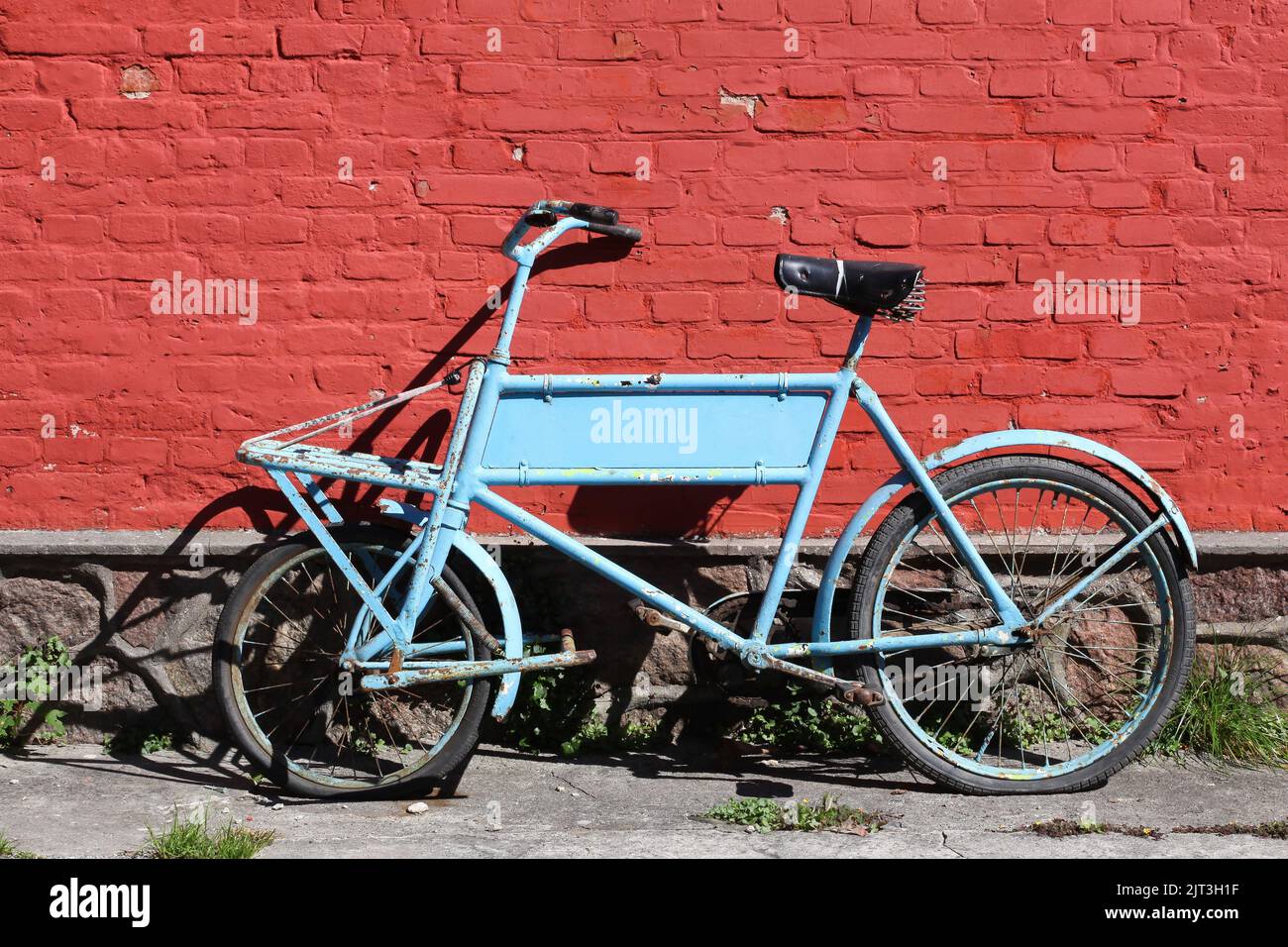 Bicicleta vieja contra una pared en la isla de Tuno, Dinamarca Foto de stock