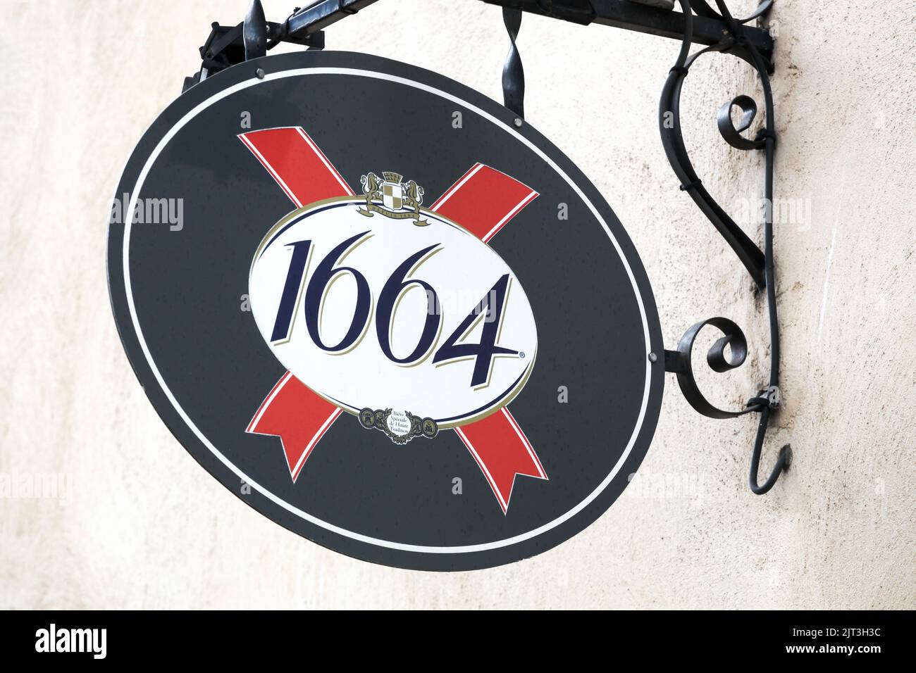 Anse, Francia - 11 de octubre de 2020: 1664 signo en una pared. 1664 es una marca de Kronenbourg , una cervecera alsaciana con sede en Obernai, Francia Foto de stock