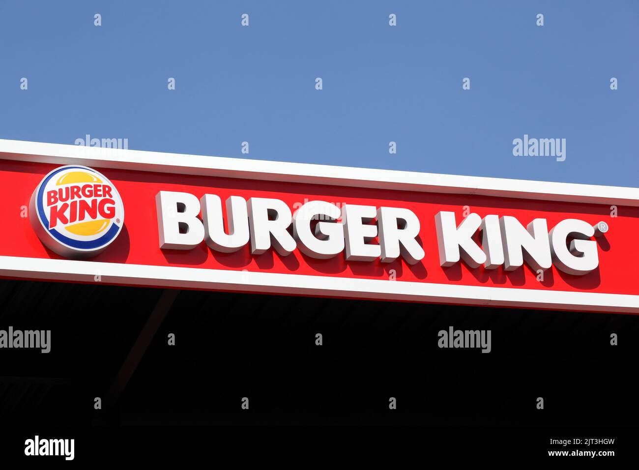 Manosque, Francia - 8 de julio de 2018:Logo de la cadena de comida rápida Burger King en un buidling.Burger King es una cadena global de restaurantes de comida rápida hamburguesa Foto de stock