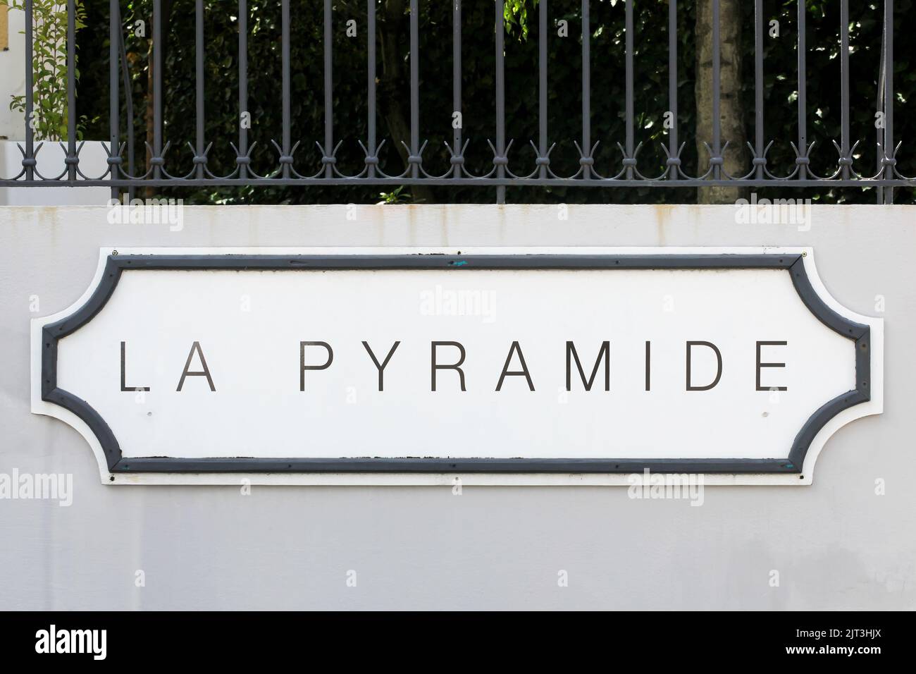 Vienne, Francia - 7 de junio de 2020: Cartel de La Pyramide en un muro. El restaurante La Pyramide es un restaurante de 2 estrellas con guía Michelin situado en Vienne, Francia Foto de stock
