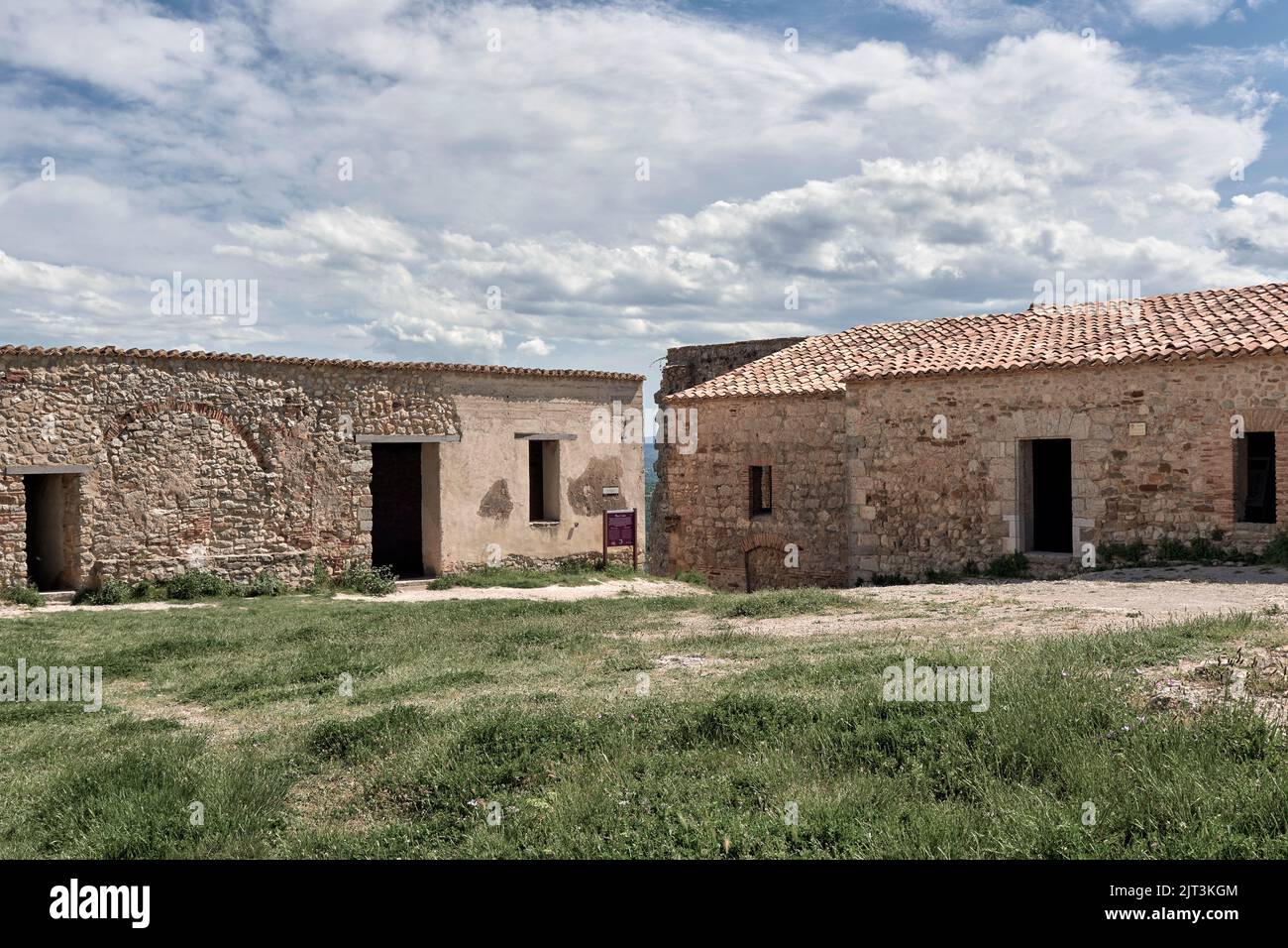 Antiguo castillo en ruinas en Morella, España Foto de stock