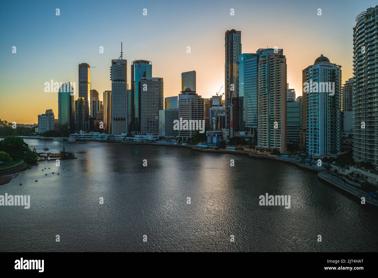 El horizonte de Brisbane, capital de Queensland en Australia al anochecer Foto de stock