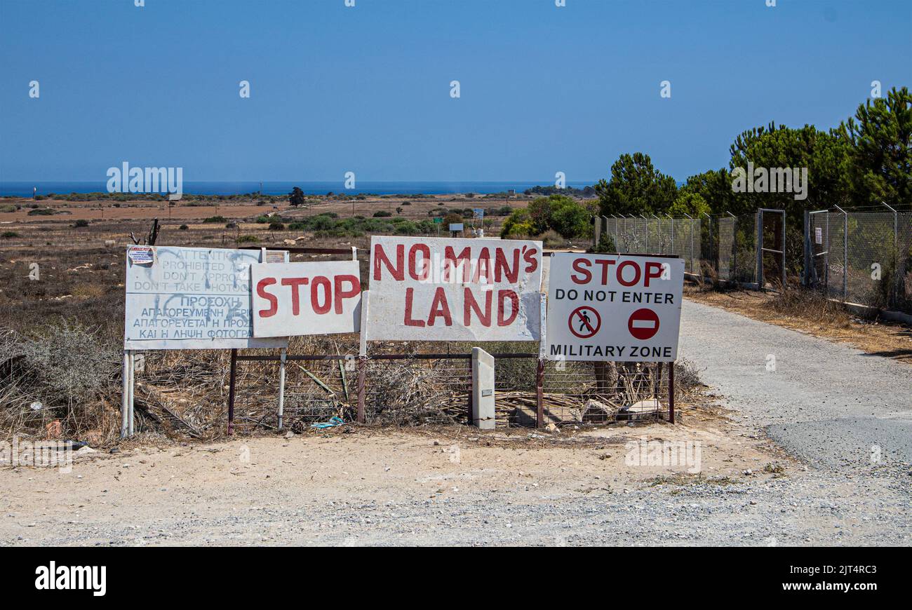 Varosha, Chipre - 23 de agosto de 2022 - Tierra de No Mans - Zona de Buffer de las Naciones Unidas (Línea Verde) cerca del complejo de la ciudad fantasma de Varosha, Famagusta, Chipre Foto de stock