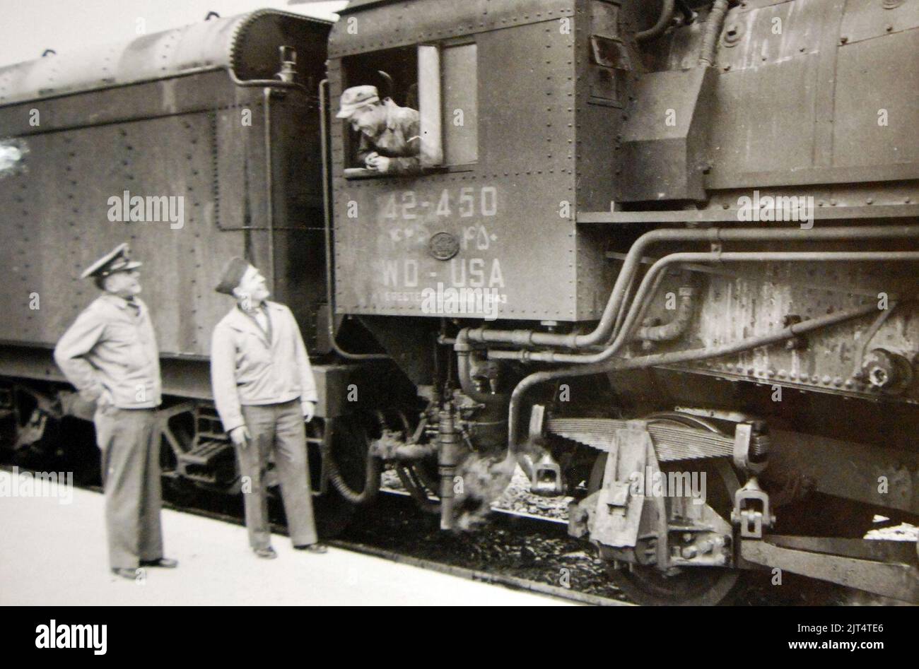 Servicio Ferroviario del Ejército de EE.UU. Tren motor, soldado y Colonels Johnson y Yount (25017371012). Foto de stock