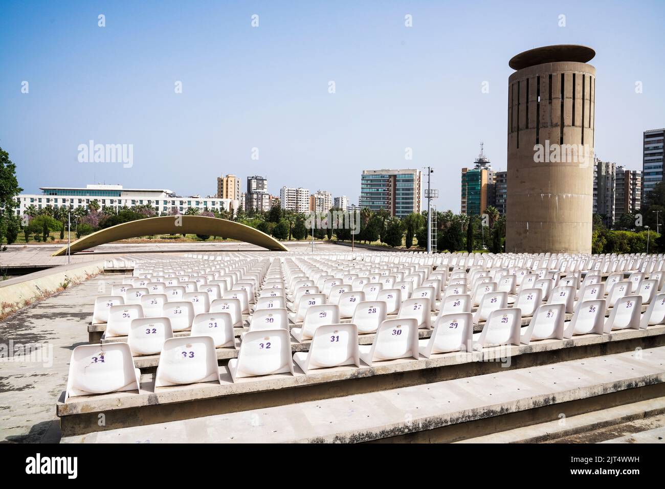 El arquitecto Oscar Niemeyer diseñó los edificios del centro de exposiciones Rashid Karami en Trípoli, pero los trabajos de construcción nunca se terminaron debido al estallido de la guerra civil. Trípoli, Líbano Foto de stock