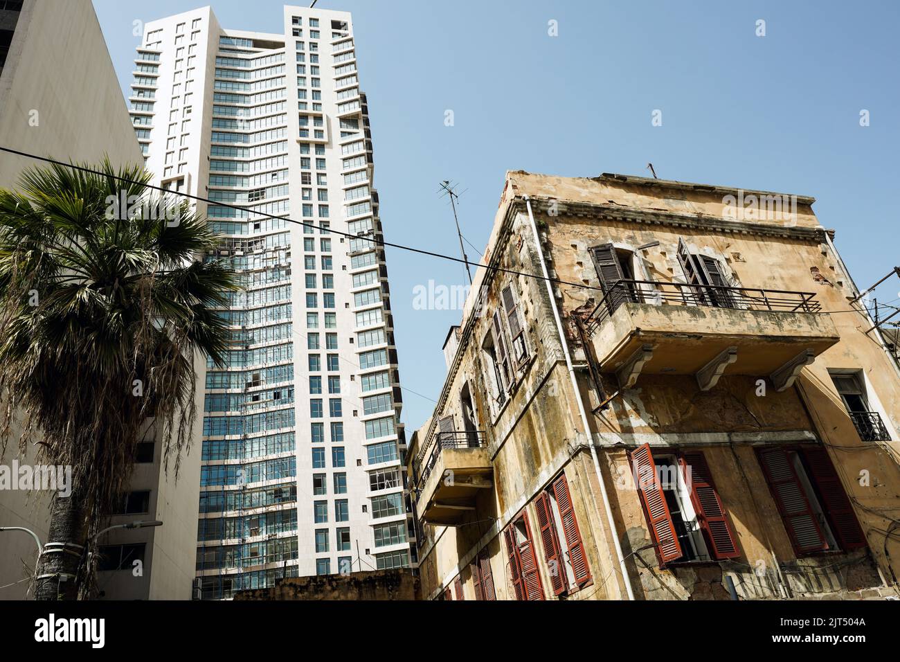 Casa (rechts) en el centro de la ciudad dañada por la explosión masiva del 4 de agosto de 2020 en el puerto de Beirut, Líbano, Oriente Medio Foto de stock