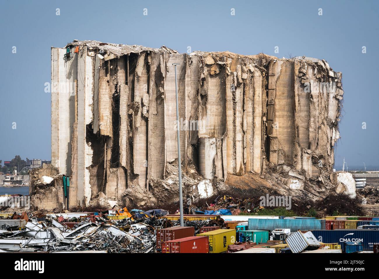 Beirut, Líbano: Silos de granos destruidos detrás de grúas y escombros debido a la explosión masiva de 2.750 toneladas de nitrato de amonio almacenadas en el puerto de la ciudad el 8/4/2020 Foto de stock
