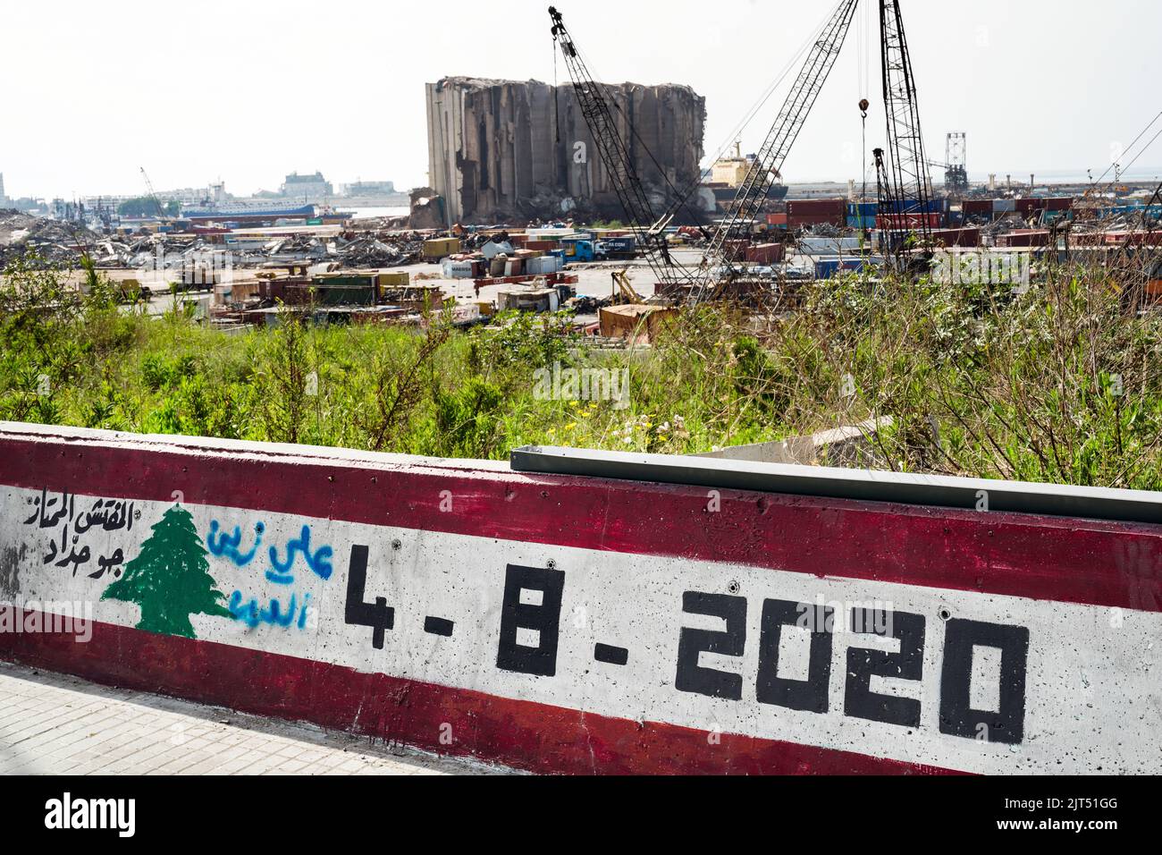 Beirut, Líbano: Graffiti en la pared del puerto que muestra los silos de grano destruidos por la explosión masiva de 2.750 toneladas de nitrato de amonio almacenadas en el puerto de la ciudad que devastó el puerto y la ciudad el 8/4/2020 Foto de stock