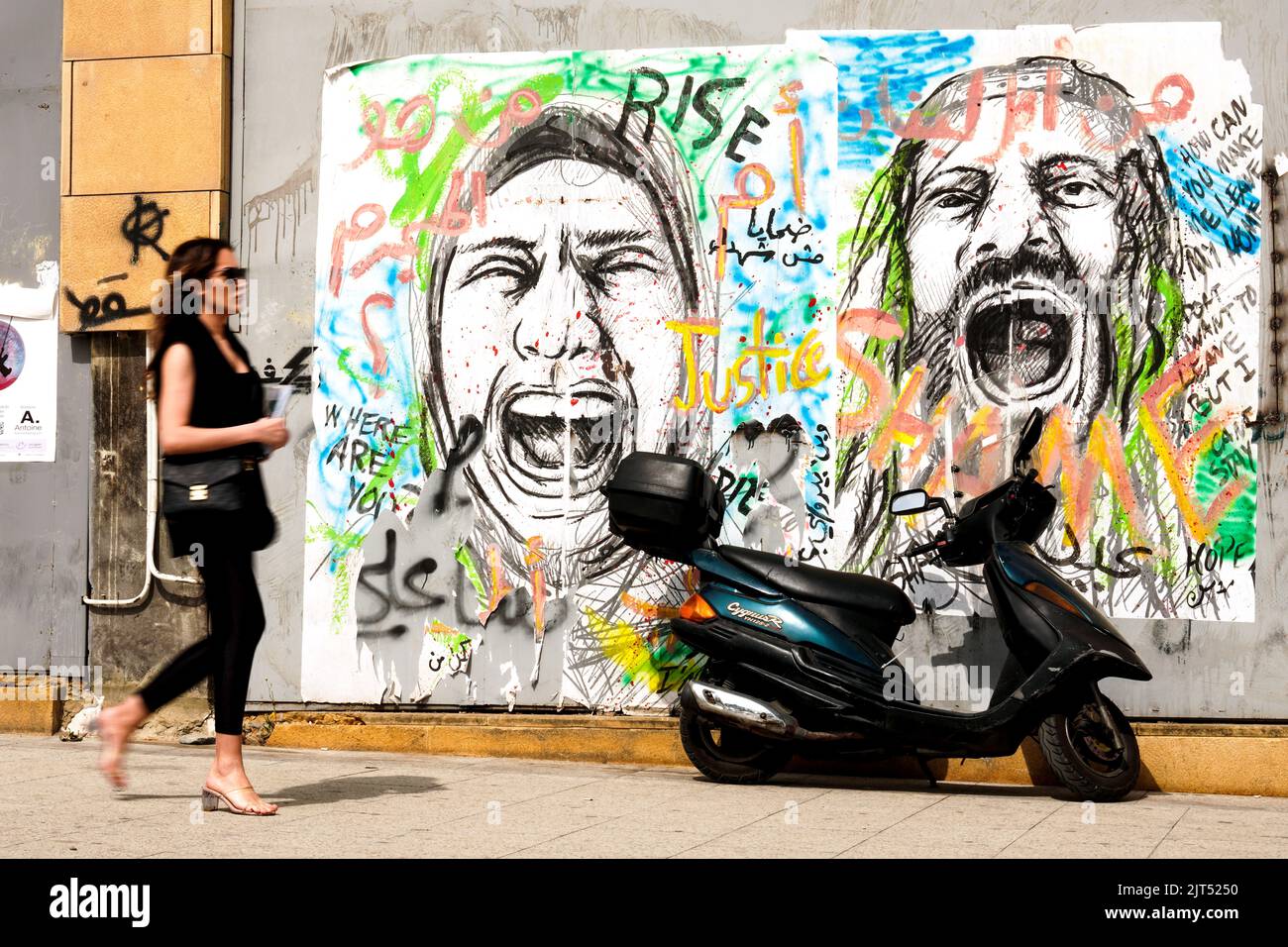 Beirut, Líbano: Una pared está pintada con graffiti de gente gritando en la Plaza de los Mártires en el centro de Beirut Foto de stock