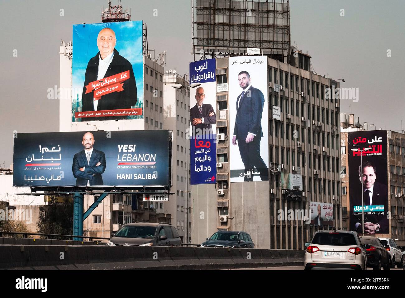 Beirut, Líbano: Carteles con los candidatos a las elecciones parlamentarias del 15 de mayo de 2022 en las casas de la ciudad Foto de stock