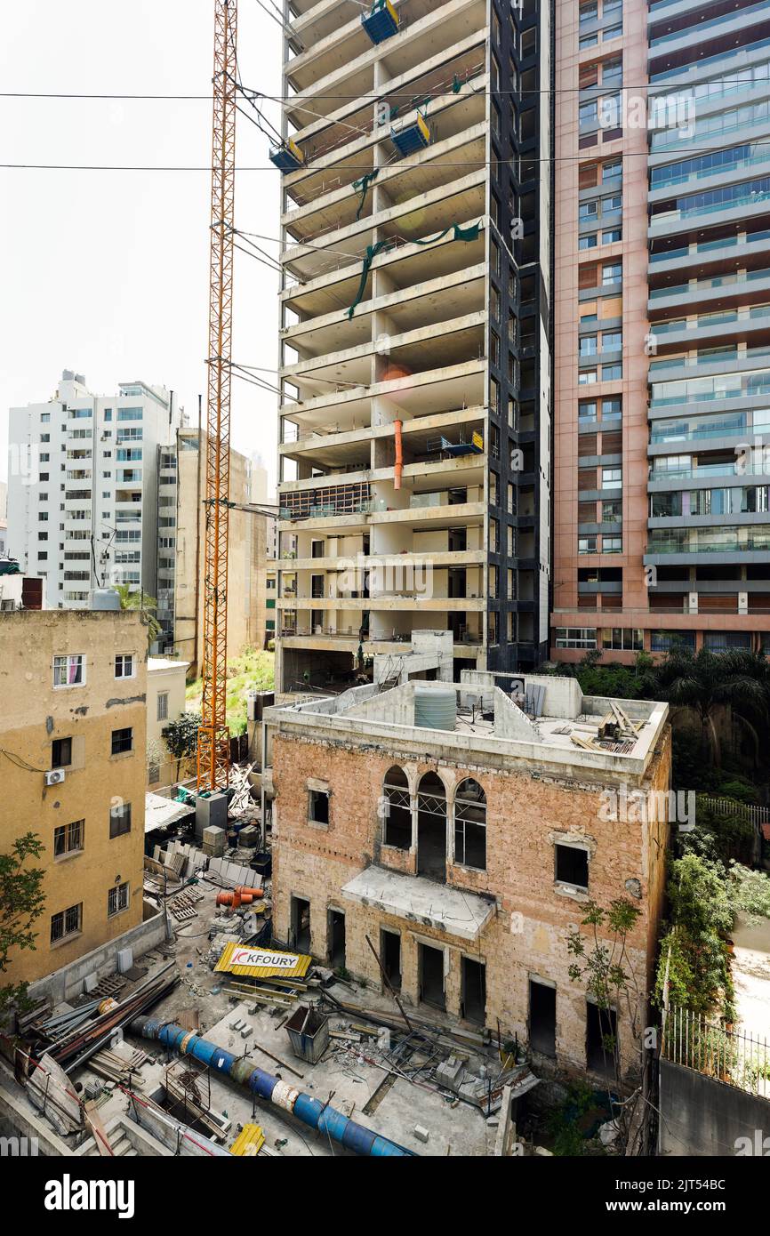 Casa (abajo) en el centro de la ciudad dañada por la explosión masiva del 4 de agosto de 2020 en el puerto de Beirut, Líbano, Oriente Medio Foto de stock