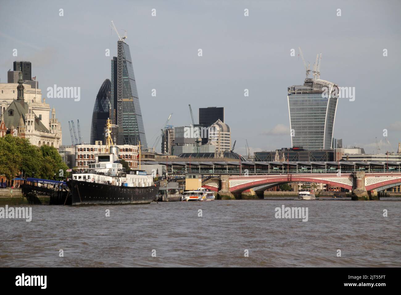 Vista del Támesis y de los edificios Square Mile. Londres, Reino Unido. Foto de stock