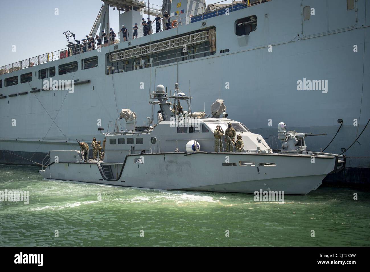 Barco patrullero Mark VI de la Marina de los Estados Unidos junto a RFA Cardigan Bay (L3009) en Manama, Bahrein, 24 de abril de 2020 (200424 Foto de stock