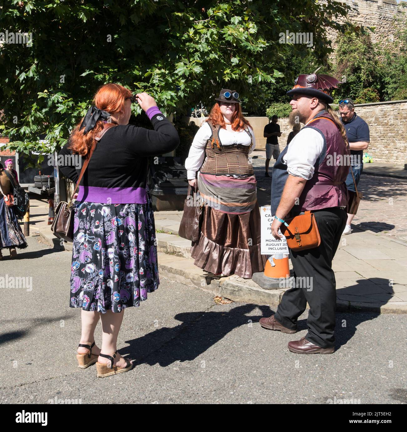 Gente hablando en Lincoln Steampunk Festival, Castle Hill Lincoln 2022 Foto de stock