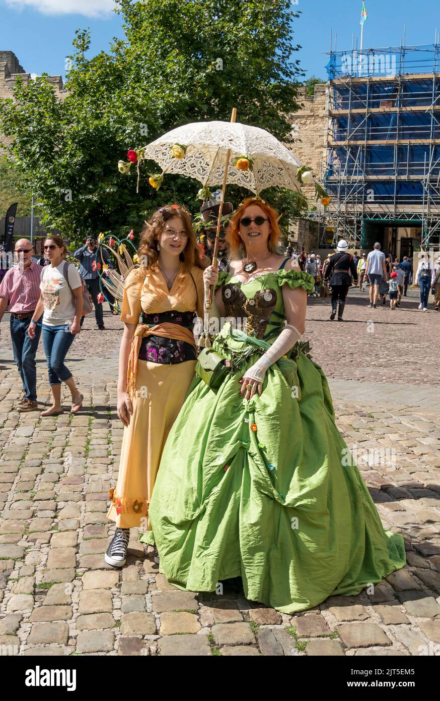 Dos mujeres vestidas para el Lincoln Steampunk Festival, Castle Hill Lincoln 2022 Foto de stock