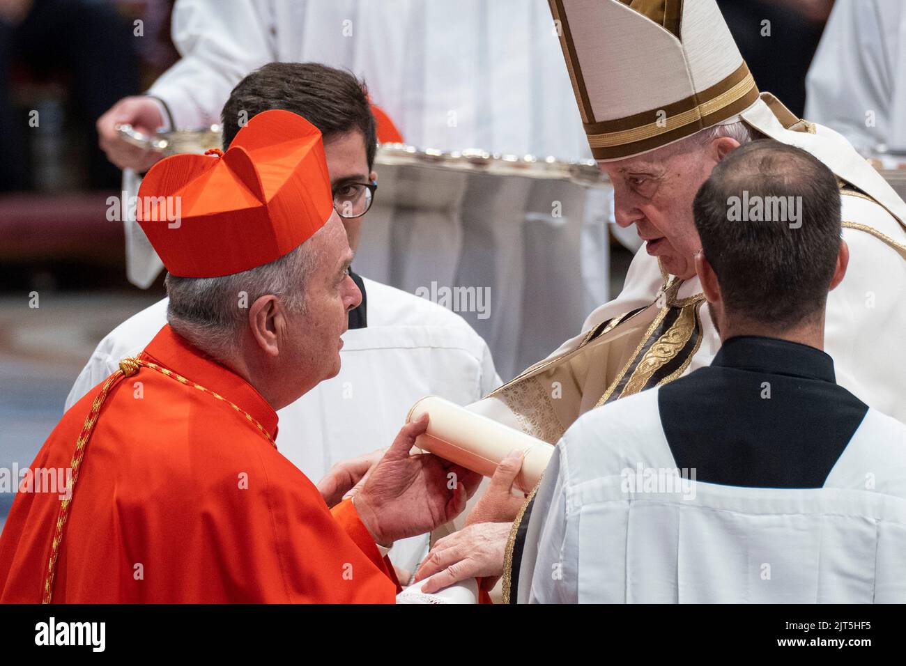 Sombrero rojo cardenal fotografías e imágenes de alta resolución - Alamy